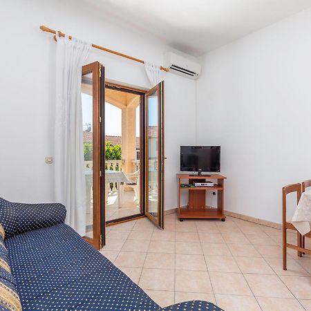 Apartman Ive Върсар Екстериор снимка