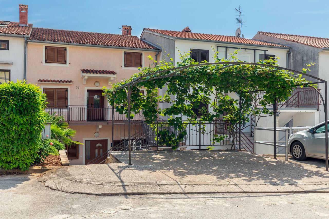 Apartman Ive Върсар Екстериор снимка