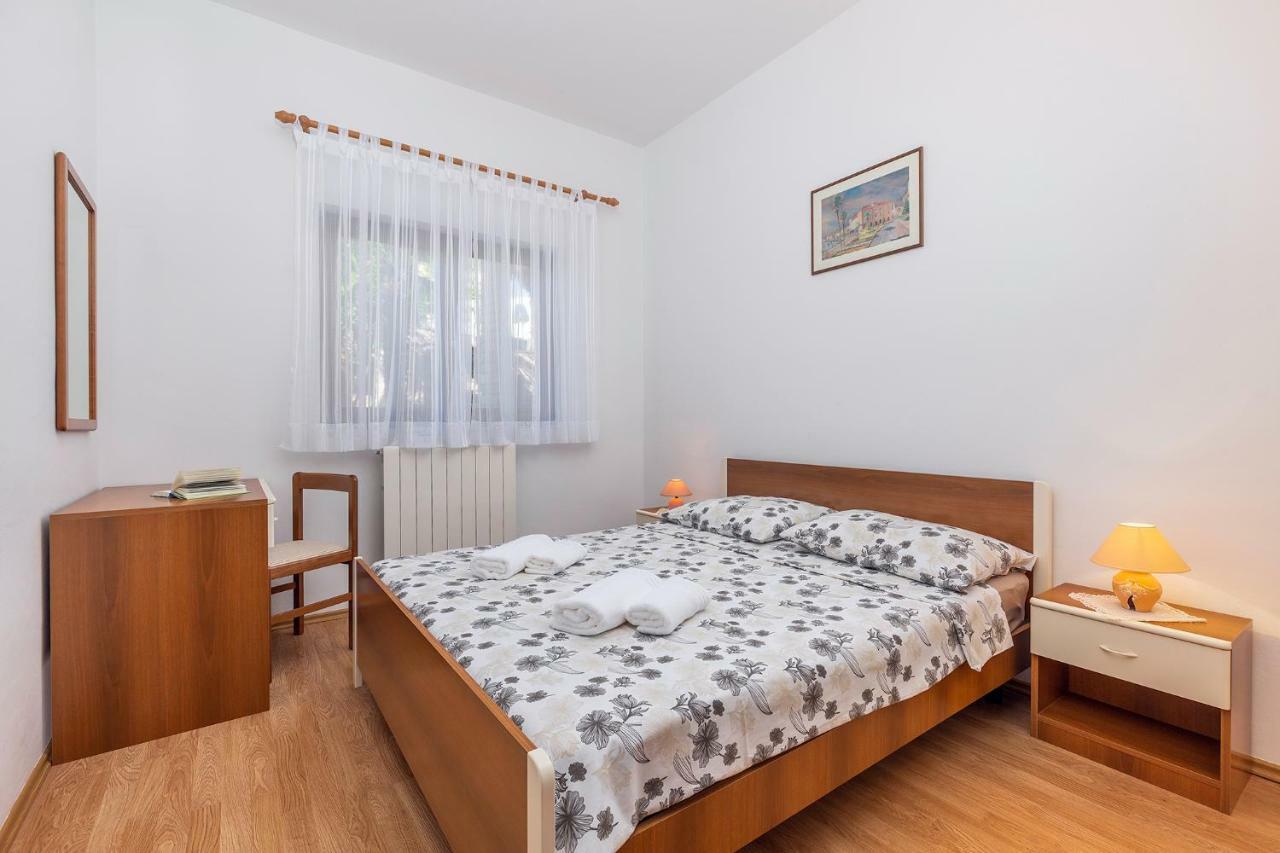Apartman Ive Върсар Екстериор снимка