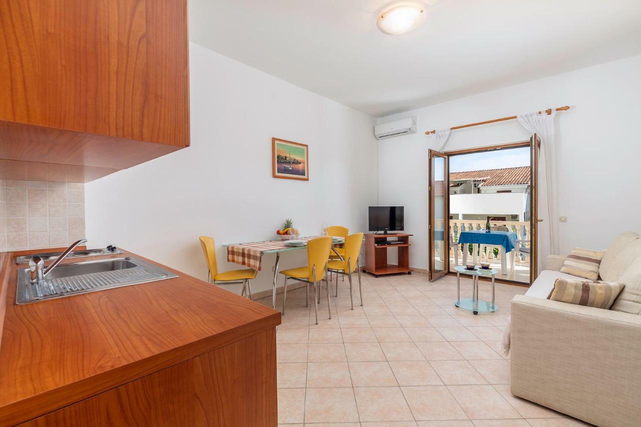 Apartman Ive Върсар Екстериор снимка