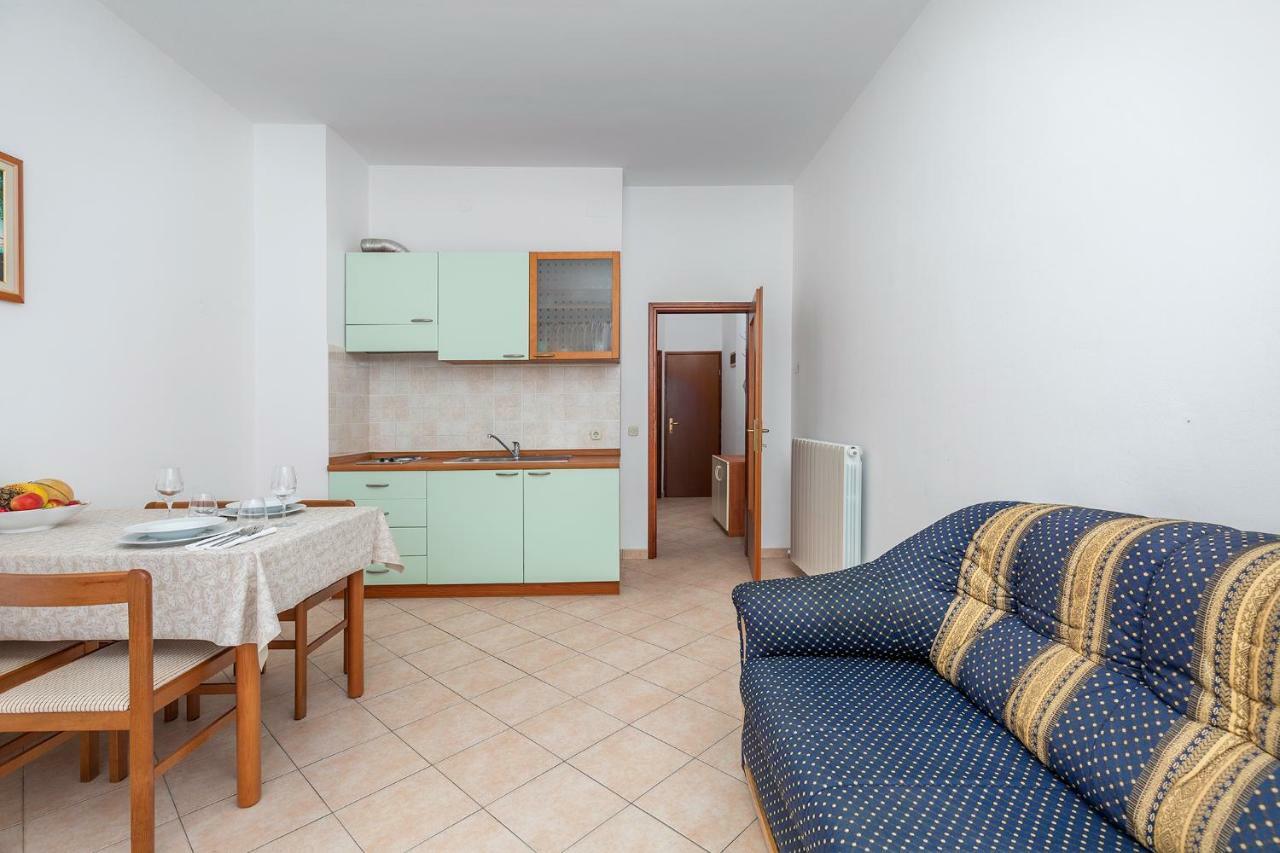 Apartman Ive Върсар Екстериор снимка