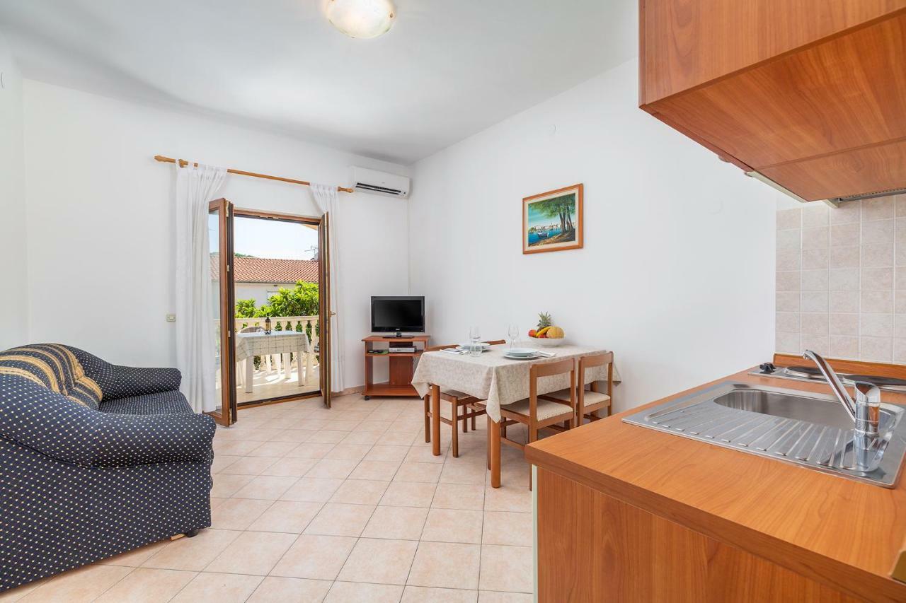 Apartman Ive Върсар Екстериор снимка